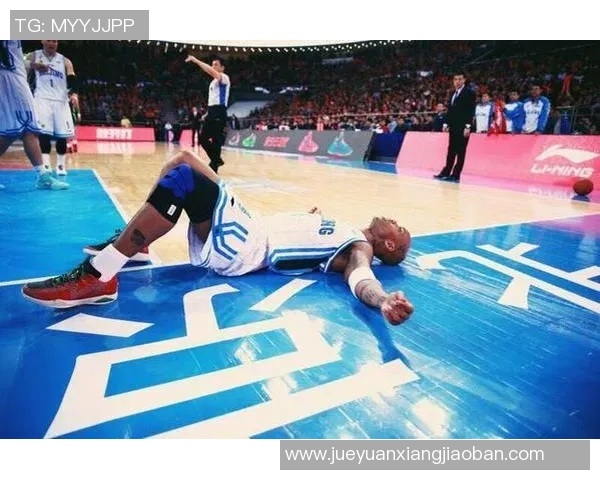 达拉斯小牛队与雷霆的激烈对决展现篮球魅力与团队精神的巅峰对抗 达拉斯小牛队与雷霆的激烈对决展现篮球魅力与团队精神的巅峰对抗